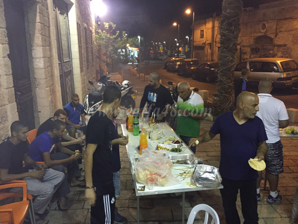 بالصور: عشاء جماعي للمصلين في مسجد السكسك بمدينة يافا 